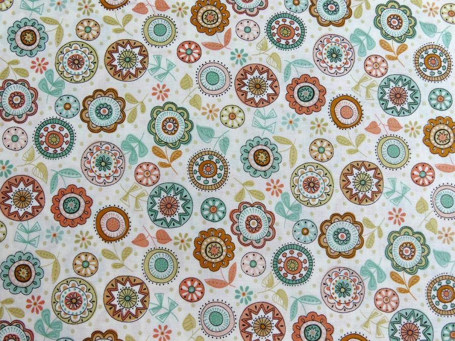 Patchworkstoff aus der Serie Doodle Days mit Kreisen und Blumen auf weißem Untergrund von Makower.